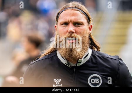 Odense, Danemark. 17 avril 2025. Bjorn Paulsen d’Odense BK s’échauffe pour le match NordicBet Liga entre Odense BK et Kolding IF au parc naturel Energy Park d’Odense. Banque D'Images