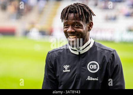 Odense, Danemark. 17 avril 2025. Don Deedson Louicius d'Odense BK s'échauffe pour le match NordicBet Liga entre Odense BK et Kolding IF au nature Energy Park à Odense. Banque D'Images