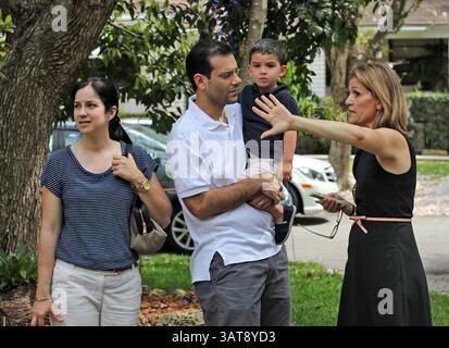 21 avril 2013 - Miami, FL, États-Unis - Maria, de gauche à droite, Marcio et Martin Soares, son fils de 2 ans, regardent une maison montrée par Lisa Dority, une agente de RE/Max Advance Realty, le 21 avril 2013, à Miami, en Floride. (Crédit image : © Patrick Farrell/MCT/ZUMAPRESS.com) Banque D'Images