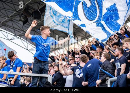 Odense, Danemark. 17 avril 2025. Les fans de football d'Odense BK vus sur les tribunes lors du match NordicBet Liga entre Odense BK et Kolding IF au nature Energy Park à Odense. Banque D'Images