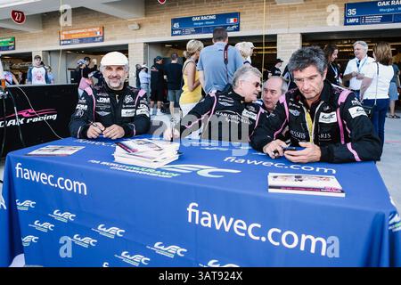 22 septembre 2013 - Austin, Texas, U. S - les pilotes WEC signent des autographes avant la course WEC sur le circuit of the Americas à Austin, Texas. (Crédit image : © Dan Wozniak/ZUMAPRESS.com) Banque D'Images