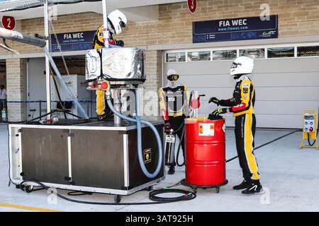 22 septembre 2013 - Austin, Texas, U. S - les mécaniciens préparent les réservoirs de carburant avant la course WEC sur le circuit of the Americas à Austin, Texas. (Crédit image : © Dan Wozniak/ZUMAPRESS.com) Banque D'Images