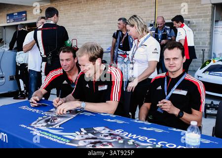 22 septembre 2013 - Austin, Texas, U. S - les pilotes signent des autographes avant la course WEC sur le circuit of the Americas à Austin, Texas. (Crédit image : © Dan Wozniak/ZUMAPRESS.com) Banque D'Images