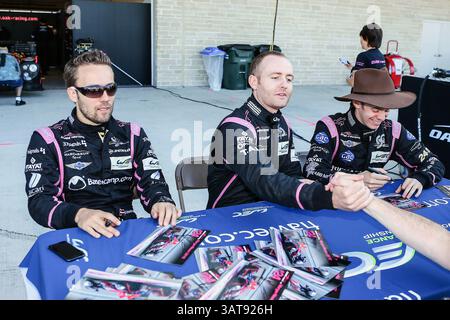 22 septembre 2013 - Austin, Texas, U. S - les pilotes WEC signent des autographes avant la course WEC sur le circuit of the Americas à Austin, Texas. (Crédit image : © Dan Wozniak/ZUMAPRESS.com) Banque D'Images
