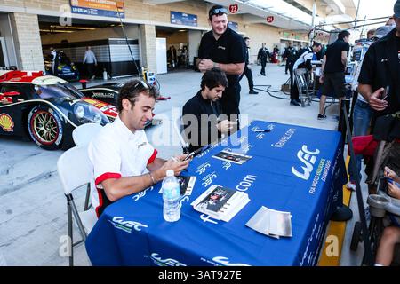 22 septembre 2013 - Austin, Texas, U. S - les pilotes signent des autographes avant la course WEC sur le circuit of the Americas à Austin, Texas. (Crédit image : © Dan Wozniak/ZUMAPRESS.com) Banque D'Images