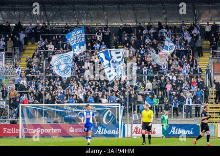 Odense, Danemark. 17 avril 2025. Les fans de football d'Odense BK vus sur les tribunes lors du match NordicBet Liga entre Odense BK et Kolding IF au nature Energy Park à Odense. Banque D'Images