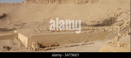 Ruines du temple de Mentuhotep à côté du temple d'Hatshepsout à Deir el Bahri, Cisjordanie, Louxor Égypte Banque D'Images