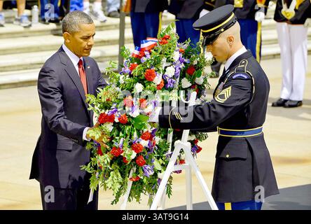 29 mai 2013 - Arlington, Virginie, U. S - le président des États-Unis Barack Obama dépose une couronne avec l'aide du sergent de 1re classe Tanner Welch, sergent de la garde, tombe du soldat inconnu, 3e régiment d'infanterie des États-Unis (la vieille garde), lors de la cérémonie de dépôt de couronne du jour du souvenir à la tombe du soldat inconnu, cimetière national d'Arlington, Virginie, le 27 mai 2013. (Crédit image : © Prensa Internacional/ZUMAPRESS.com) Banque D'Images