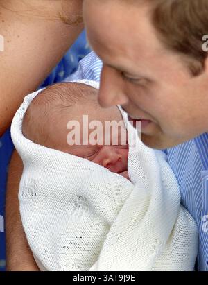 23 juillet 2013 - Londres, Angleterre, Royaume-Uni - le duc et la duchesse de Cambridge émergent de l'hôpital St Mary avec leur nouveau fils. Marchant avec leur bébé aux acclamations de ses adeptes, la DUCHESSE CATHERINE a déclaré que c'était « un moment spécial pour n'importe quel parent ». LE PRINCE WILLIAM a dit qu'ils « travaillaient encore sur un nom ». Le couple est ensuite retourné à l'intérieur de l'aile privée Lindo et a placé leur fils dans un siège d'auto. Quelques minutes plus tard, ils sont revenus dehors à nouveau et le duc a conduit sa maison familiale au palais de Kensington. (Crédit image : © Prensa Internacional/ZUMAPRESS.com) Banque D'Images