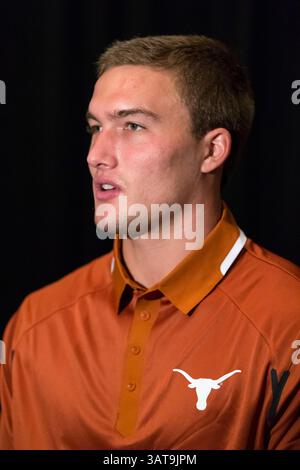 23 juillet 2013 - Dallas, Texas, États-Unis d'Amérique - 23 juillet 2103 : le quarterback des Texas Longhorns David Ash s'entretient avec des journalistes lors des Journées des médias de football de la Big 12 Conference 2013 à l'hôtel Omni Dallas de Dallas, au Texas. (Crédit image : © Tim Warner/Cal Sport Media/ZUMAPRESS.com) Banque D'Images