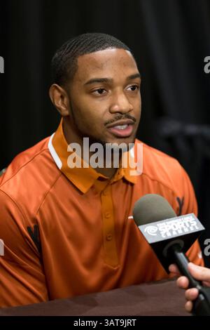 23 juillet 2013 - Dallas, Texas, États-Unis d'Amérique - 23 juillet 2103 : Adrian Phillips, cornerback des Texas Longhorns, s'entretient avec des journalistes lors des Journées des médias de football de la Big 12 Conference 2013 à l'hôtel Omni Dallas à Dallas, Texas. (Crédit image : © Tim Warner/Cal Sport Media/ZUMAPRESS.com) Banque D'Images