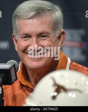 23 juillet 2013 - Dallas, TX, États-Unis - L'entraîneur de l'Université du Texas, Mack Brown, s'entretient avec des journalistes lors de la journée des médias Big 12 à l'hôtel Omni de Dallas, Texas, le mardi 23 juillet 2013. (Crédit image : © Max Faulkner/MCT/ZUMAPRESS.com) Banque D'Images
