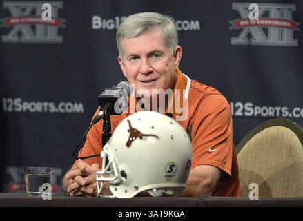 23 juillet 2013 - Dallas, TX, États-Unis - L'entraîneur de l'Université du Texas, Mack Brown, s'entretient avec des journalistes lors de la journée des médias Big 12 à l'hôtel Omni de Dallas, Texas, le mardi 23 juillet 2013. (Crédit image : © Max Faulkner/MCT/ZUMAPRESS.com) Banque D'Images