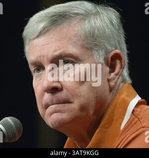 23 juillet 2013 - Dallas, TX, États-Unis - L'entraîneur de l'Université du Texas, Mack Brown, s'entretient avec des journalistes lors de la journée des médias Big 12 à l'hôtel Omni de Dallas, Texas, le mardi 23 juillet 2013. (Crédit image : © Max Faulkner/MCT/ZUMAPRESS.com) Banque D'Images