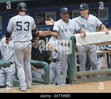 25 juillet 2013 - Arlington, TX, États-Unis - Austin Romine (53) des New York Yankees est félicité dans la dugout après avoir marqué une course en sixième manche contre les Texas Rangers au Rangers Ballpark à Arlington, le jeudi 25 juillet 2013, à Arlington, Texas. New York l'a emporté, 2-0. (Crédit image : © Max Faulkner/MCT/ZUMAPRESS.com) Banque D'Images
