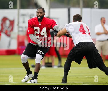 25 juillet 2013 - Tampa, FL, États-Unis - Darrelle Revis, cornerback des Buccaneers de Tampa Bay (24), effectue des exercices avec Erik Lorig (41) pendant le camp d'entraînement au One Buc place le jeudi 25 juillet 2013. (Crédit image : © Daniel Wallace/MCT/ZUMAPRESS.com) Banque D'Images