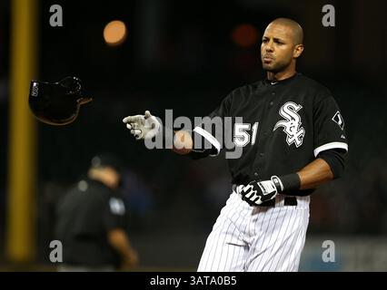 26 juillet 2013 - Chicago, il, États-Unis - Alex Rios des White Sox de Chicago lance son casque après s'être envolé pour terminer la cinquième manche contre les Royals de Kansas City au U.S. Cellular Field à Chicago, Illinois, le vendredi 26 juillet 2013. (Crédit image : © Chris Sweda/MCT/ZUMAPRESS.com) Banque D'Images