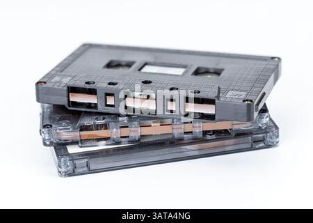 Retro Audio : une pile de cassettes vintage, reliques d'une époque révolue, empilées les unes sur les autres, mettant en valeur leurs conceptions mécaniques complexes. Banque D'Images