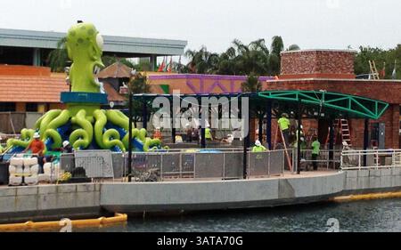 28 juillet 2013 - Orlando, FL, États-Unis - la ville de Springfield des Simpsons, y compris la brasserie Duff Brewery, à droite, et le Twirl 'n' Hurl Ride de Kang & Kodos font partie des studios Universal d'Orlando, en Floride. (Crédit image : © Marjie Lambert/MCT/ZUMAPRESS.com) Banque D'Images