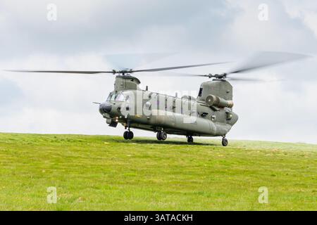 Un hélicoptère de transport militaire Boeing Chinook HC6 de la Royal Air Force britannique. Banque D'Images