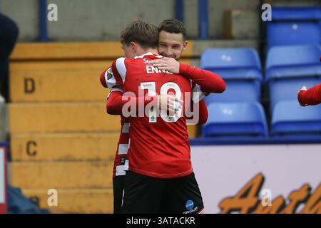 Birkenhead, Royaume-Uni. 18 avril 2025. Luke Molyneux de Doncaster Rovers célèbre avec son coéquipier Ethan Ennis de Doncaster Rovers après avoir marqué le 3e but de son équipe. EFL Skybet Football League Two match, Tranmere Rovers v Doncaster Rovers à Prenton Park, Birkenhead, Wirral le vendredi Saint 18 avril 2025. Cette image ne peut être utilisée qu'à des fins éditoriales. Usage éditorial exclusif, .pic par Chris Stading/ crédit : Andrew Orchard sports Photography/Alamy Live News Banque D'Images