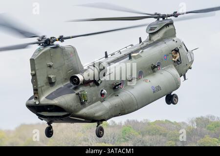 Un hélicoptère de transport militaire Boeing Chinook HC6 de la Royal Air Force britannique. Banque D'Images