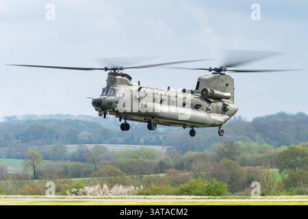 Un hélicoptère de transport militaire Boeing Chinook HC6 de la Royal Air Force britannique. Banque D'Images