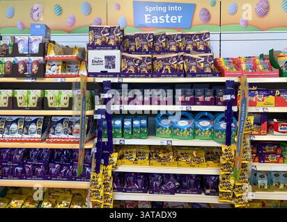 Taplow, Royaume-Uni. 18 avril 2025. Oeufs de Pâques à vendre dans un supermarché Sainbury's à Taplow, Buckinghamshire. Crédit : Maureen McLean/Alamy Banque D'Images