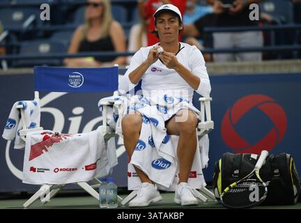 7 août 2013 - Toronto, Ontario, Canada - FRANCESCA SCHIAVONE fait une pause avant le match avec Serena Williams, des États-Unis, le jour 5 au tournoi de tennis féminin de la Coupe Rogers à Toronto. (Image de crédit : © Christopher Drost/SHIFT digital/ZUMAPRESS.com) Banque D'Images