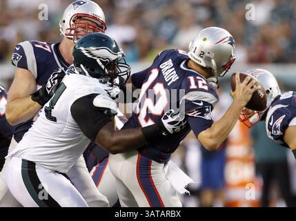 9 août 2013 - Philadelphie, PA, États-Unis - le Fletcher Cox des Philadelphia Eagles s'en prend au quarterback Tom Brady (12 ans) des New England Patriots au cours du premier trimestre en action de pré-saison au Lincoln Financial Field à Philadelphie, Pennsylvanie, le vendredi 9 août 2012. (Crédit image : © Ron Cortes/MCT/ZUMAPRESS.com) Banque D'Images