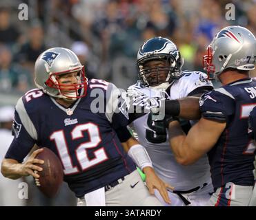 9 août 2013 - Philadelphie, PA, États-Unis - le Fletcher Cox des Eagles de Philadelphie passe devant Nate Solder des Patriots de la Nouvelle-Angleterre, à droite, en route vers le quarterbak Tom Brady (12 ans) dans le premier quart-temps en action de pré-saison au Lincoln Financial Field à Philadelphie, Pennsylvanie, le vendredi 9 août 2012. (Crédit image : © Yong Kim/MCT/ZUMAPRESS.com) Banque D'Images