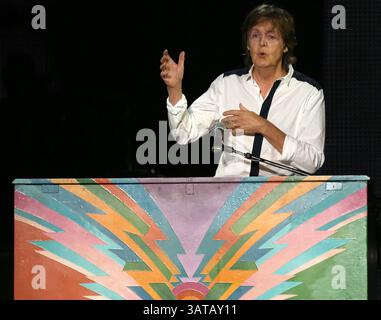 9 août 2013 - San Francisco, CA, États-Unis - 09 août 2013 San Francisco, CA...Paul McCartney se produit en concert au Golden Gate Park à San Francisco, CA le 9 août 2013. L'emblématique ancien Beatle était en tête d'affiche de la soirée d'ouverture du sixième festival Outside Lands...Daniel Gluskoter/Cal Sport Media(crédit image : Banque D'Images