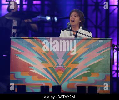 9 août 2013 - San Francisco, CA, États-Unis - 09 août 2013 San Francisco, CA...Paul McCartney se produit en concert au Golden Gate Park à San Francisco, CA le 9 août 2013. L'emblématique ancien Beatle était en tête d'affiche de la soirée d'ouverture du sixième festival Outside Lands...Daniel Gluskoter/Cal Sport Media(crédit image : Banque D'Images