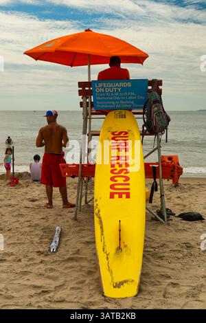 10 août 2013 - Brooklyn, New York, États-Unis - des sauveteurs sont en service à la plage pour la sécurité des nageurs lors de la 3e célébration annuelle de la Journée de l'histoire de Coney Island. (Crédit image : © Ann Parry/ZUMA Wire) Banque D'Images