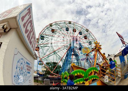 10 août 2013 - Brooklyn, New York, États-Unis - au-delà du guichet de billets pour le parc Wonder Wheel de Deno, se trouve l'emblématique Wonder Wheel, lors de la 3e célébration annuelle de la Journée de l'histoire de Coney Island. Prise avec un objectif fisheye à 180 degrés. (Crédit image : © Ann Parry/ZUMA Wire) Banque D'Images