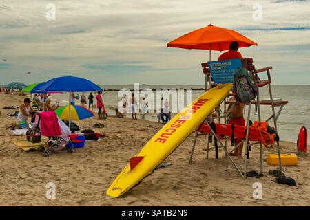 10 août 2013 - Brooklyn, New York, États-Unis - des sauveteurs sont en service à la plage pour la sécurité des nageurs lors de la 3e célébration annuelle de la Journée de l'histoire de Coney Island. (Crédit image : © Ann Parry/ZUMA Wire) Banque D'Images