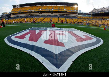 24 août 2013 - Pittsburgh, Pennsylvanie, U. S - 24 août 2013 : le logo de la NFL apparaît sur le terrain pendant le match entre les Chiefs de Kansas City et les Steelers de Pittsburgh au Heinz Field à Pittsburgh, Pennsylvanie. (Crédit image : Å© Kostas Lymperopoulos/Cal Sport Media)(crédit image : © Kostas Lymperopoulos/Cal Sport Media/ZUMAPRESS.com) Banque D'Images