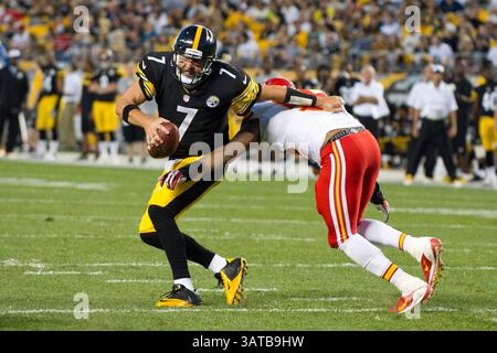 24 août 2013 - Pittsburgh, Pennsylvanie, U. S - 24 août 2013 : Ben Roethlisberger (7 ans), quarterback des Pittsburgh Steelers, évite un sack pendant le match entre les Chiefs de Kansas City et les Steelers de Pittsburgh au Heinz Field à Pittsburgh, PA. (Crédit image : â© Kostas Lymperopoulos/Cal Sport Media)(crédit image : © Kostas Lymperopoulos/Cal Sport Media/ZUMAPRESS.com) Banque D'Images