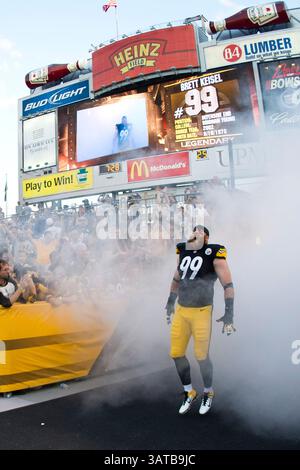 24 août 2013 - Pittsburgh, Pennsylvanie, U. S - 24 août 2013 : L'extrémité défensive des Steelers de Pittsburgh Brett Keisel (99) est introduit pendant le match entre les Chiefs de Kansas City et les Steelers de Pittsburgh au Heinz Field à Pittsburgh, PA. (Crédit image : â© Kostas Lymperopoulos/Cal Sport Media)(crédit image : © Kostas Lymperopoulos/Cal Sport Media/ZUMAPRESS.com) Banque D'Images