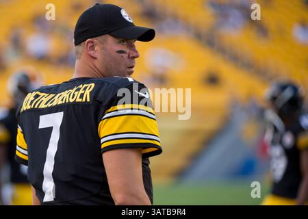 24 août 2013 - Pittsburgh, Pennsylvanie, U. S - 24 août 2013 : Ben Roethlisberger (7 ans), le quarterback des Pittsburgh Steelers, regarde pendant le match entre les Chiefs de Kansas City et les Steelers de Pittsburgh au Heinz Field à Pittsburgh, PA. (Crédit image : â© Kostas Lymperopoulos/Cal Sport Media)(crédit image : © Kostas Lymperopoulos/Cal Sport Media/ZUMAPRESS.com) Banque D'Images