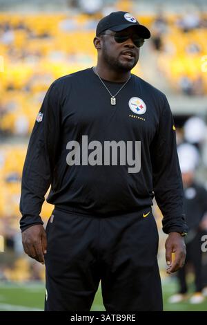 24 août 2013 - Pittsburgh, Pennsylvanie, U. S - 24 août 2013 : Mike Tomlin, entraîneur-chef des Pittsburgh Steelers, aboie contre son équipe pendant le match entre les Chiefs de Kansas City et les Steelers de Pittsburgh au Heinz Field à Pittsburgh, PA. (Crédit image : â© Kostas Lymperopoulos/Cal Sport Media)(crédit image : © Kostas Lymperopoulos/Cal Sport Media/ZUMAPRESS.com) Banque D'Images