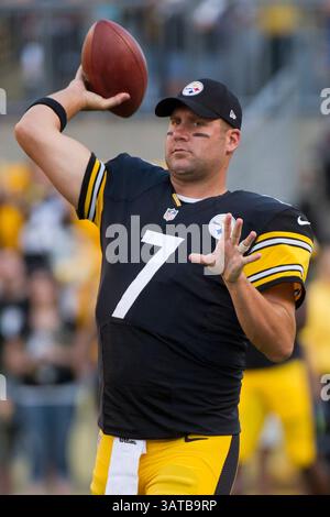 24 août 2013 - Pittsburgh, Pennsylvanie, U. S - 24 août 2013 : le quarterback Ben Roethlisberger (7 ans) des Pittsburgh Steelers se réchauffe pendant le match entre les Chiefs de Kansas City et les Steelers de Pittsburgh au Heinz Field à Pittsburgh, PA. (Crédit image : â© Kostas Lymperopoulos/Cal Sport Media)(crédit image : © Kostas Lymperopoulos/Cal Sport Media/ZUMAPRESS.com) Banque D'Images