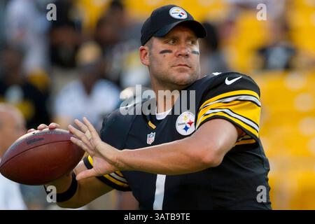 24 août 2013 - Pittsburgh, Pennsylvanie, U. S - 24 août 2013 : le quarterback Ben Roethlisberger (7 ans) des Pittsburgh Steelers se réchauffe avant le match entre les Chiefs de Kansas City et les Steelers de Pittsburgh au Heinz Field à Pittsburgh, PA. (Crédit image : â© Kostas Lymperopoulos/Cal Sport Media)(crédit image : © Kostas Lymperopoulos/Cal Sport Media/ZUMAPRESS.com) Banque D'Images