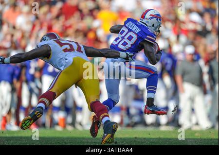 24 AOÛT 2013 : ]le linebacker des Redskins de Washington Brandon Jenkins (57) tente de s'attaquer à la réceptrice large des Buffalo Bills Marquise Goodwin (88) lors de la rencontre d'avant-saison entre les Buffalo Bills et les Redskins de Washington au FedEx Field à Landover, MD. (Crédit image : © John Middlebrook/Cal Sport Media/ZUMAPRESS.com) Banque D'Images