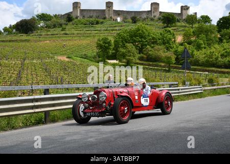 Toscane, Italie - 17 mai 2019 : ASTON MARTIN 2 LITRES VITESSE MODÈLE DE l'année 1937 en action lors de l'événement public du défilé historique des mille Miglia y Banque D'Images