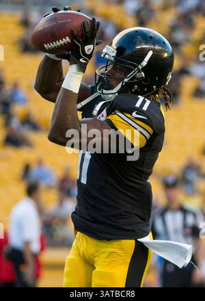 24 août 2013 - Pittsburgh, Pennsylvanie, U. S - 24 août 2013 : Markus Wheaton (11 ans), receveur des Steelers de Pittsburgh, attrape le ballon avant le match entre les Chiefs de Kansas City et les Steelers de Pittsburgh au Heinz Field à Pittsburgh, PA. (Crédit image : â© Kostas Lymperopoulos/Cal Sport Media)(crédit image : © Kostas Lymperopoulos/Cal Sport Media/ZUMAPRESS.com) Banque D'Images