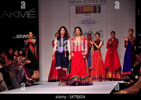 26 août 2013 - L'actrice de Bollywood Juhi Chawla marche la rampe pour le créateur de mode Shruti Sancheti pendant la semaine de la mode Lakme hiver / festive 2013 à Mumbai, Inde le 25 août 2013. Crédit photo : Indian photo Agency (crédit image : © INPA/ZUMAPRESS.com) Banque D'Images