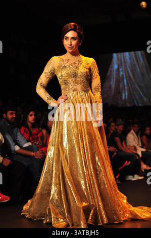 26 août 2013 - Bollywood actres Karishma Kapoor (Karisma Kapoor) marche sur la rampe pour le créateur de mode Vikram Phadnis pendant la semaine de la mode Lakme hiver / festive 2013 à Mumbai, Inde le 25 août 2013. Crédit photo : Indian photo Agency (crédit image : © INPA/ZUMAPRESS.com) Banque D'Images