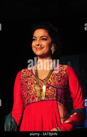 26 août 2013 - L'actrice de Bollywood Juhi Chawla marche la rampe pour le créateur de mode Shruti Sancheti pendant la semaine de la mode Lakme hiver / festive 2013 à Mumbai, Inde le 25 août 2013. Crédit photo : Indian photo Agency (crédit image : © INPA/ZUMAPRESS.com) Banque D'Images