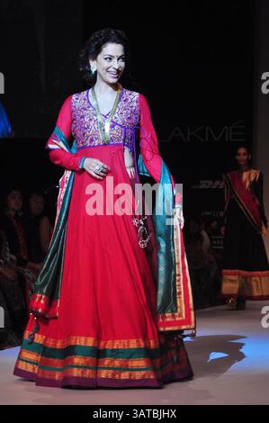 26 août 2013 - L'actrice de Bollywood Juhi Chawla marche la rampe pour le créateur de mode Shruti Sancheti pendant la semaine de la mode Lakme hiver / festive 2013 à Mumbai, Inde le 25 août 2013. Crédit photo : Indian photo Agency (crédit image : © INPA/ZUMAPRESS.com) Banque D'Images